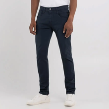 Ladda upp bild till gallerivisning, Utforska vårt sortiment av Replay Jeans för herr och upptäck den ultimata kombinationen av stil och komfort. Anbass Hyperflex color edition det självklara valet för alla män. Besök vår webbshop eller kom förbi vår butik i Falkenberg för att prova dessa slim fit jeans och upplev kvaliteten själv.