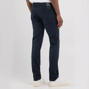 Utforska vårt sortiment av Replay Jeans för herr och upptäck den ultimata kombinationen av stil och komfort. Anbass Hyperflex color edition det självklara valet för alla män. Besök vår webbshop eller kom förbi vår butik i Falkenberg för att prova dessa slim fit jeans och upplev kvaliteten själv.