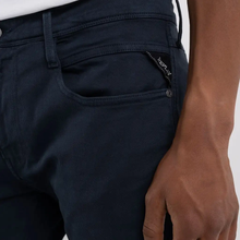 Ladda upp bild till gallerivisning, Utforska vårt sortiment av Replay Jeans för herr och upptäck den ultimata kombinationen av stil och komfort. Anbass Hyperflex color edition det självklara valet för alla män. Besök vår webbshop eller kom förbi vår butik i Falkenberg för att prova dessa slim fit jeans och upplev kvaliteten själv.