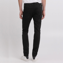 Ladda upp bild till gallerivisning, Replay Anbass 661 FB1 Black Svarta Jeans i populära kvalitén Hyperflex, en perfekt jeans för dig som vill ha stil blandat med komfort. Passformen är en small jeans med mycket stretch utan att bli &quot;skinny fit&quot;. Se mer av våra jeans från Replay i vår butik i Falkenberg eller online.
