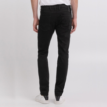 Ladda upp bild till gallerivisning, Replay Anbass 661 FB1 Black Svarta Jeans i populära kvalitén Hyperflex, en perfekt jeans för dig som vill ha stil blandat med komfort. Passformen är en small jeans med mycket stretch utan att bli "skinny fit". Se mer av våra jeans från Replay i vår butik i Falkenberg eller online.