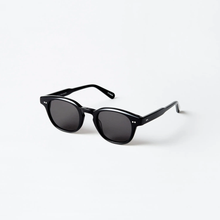 Ladda upp bild till gallerivisning, Chimi Eyewear - 01 Black - Solglasögon i vår butik i Falkenberg - Boys 2 Men - Herrkläder och Mode online
