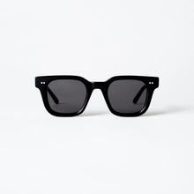 Ladda upp bild till gallerivisning, Chimi Eyewear - 04 Black - Solglasögon i vår butik i Falkenberg - Boys 2 Men - Herrkläder och Mode online

