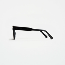 Ladda upp bild till gallerivisning, Chimi Eyewear - 04 Black - Solglasögon i vår butik i Falkenberg - Boys 2 Men - Herrkläder och Mode online
