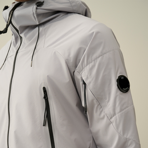 Drizzle Grey C.P. Company Pro-Tek Hooded Jacket med justerbar luva och Lens-detalj på vänster ärm - Shoppa nu på Boys 2 Men för den senaste herrmodet