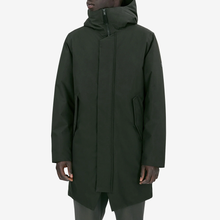 Ladda upp bild till gallerivisning, Gunter är en funktionell vinterparkas skapad för den moderna mannen som kräver både stil och funktion i sitt ytterplagg. Tillverkad i slitstarka Taslan 8K med en torr och krispig känsla, kombinerar denna jacka både komfort och hållbarhet. Den 180g/m² Comfortemp®-vadderingen och det vattentäta membranet gör Gunter till ett perfekt val för riktigt kalla vintrar. Vattentäta sömmar i vitala områden som huva, axlar och ärmhål säkerställer att du håller dig torr i alla väder.