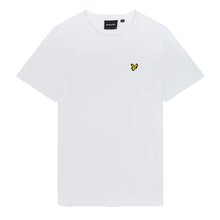 Ladda upp bild till gallerivisning, Plain T-Shirt White Klassisk T-shirt från Lyle &amp; Scott i vitt, gjord i skön och mjuk bomullskvalité. Ett plagg som funkar varje dag från Lyle &amp; Scott, se alla våra produkter i vår butik i Falkenberg eller ett urval i vår webbshop.
