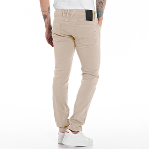 Utforska vårt sortiment av Replay Jeans för herr och upptäck den ultimata kombinationen av stil och komfort. Beiga Anbass Hyperflex color edition det självklara valet för alla män. Besök vår webbshop eller kom förbi vår butik i Falkenberg för att prova dessa slim fit jeans och upplev kvaliteten själv.