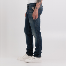 Ladda upp bild till gallerivisning, Utforska Replay Jeans för män för en perfekt stil- och komfortkombination. Besök vår webbshop eller butik i Falkenberg för att uppleva kvaliteten själv - Anbass - hyperflex - 604
