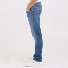Ladda upp bild till gallerivisning, Replay Jeans - Grover -573 602 - Utforska Replay Jeans för män för en perfekt stil- och komfortkombination. Besök vår webbshop eller butik i Falkenberg för att uppleva kvaliteten själv.
