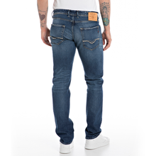 Ladda upp bild till gallerivisning, Replay Grover 727 612 - Straight fit jeans för herr. Upptäck den perfekta balansen mellan stil och komfort hos Boys 2 Men i Falkenberg
