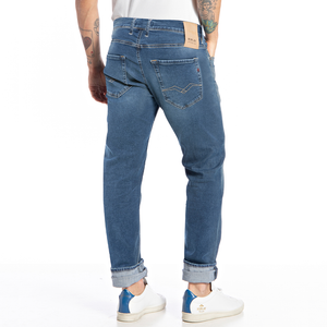 Hyperflex ger dig rörelsefrihet, slitstyrka och lätthet. Grover är en regular Slim fit-jeans med normal midja och avsmalnande ben för en bekväm passform utan att det blir för tight. Vilket skiljer gör den lite bredare än den klassiska passformen Anbass.