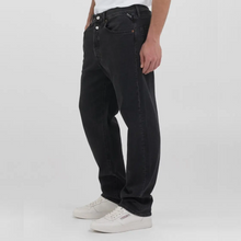 Ladda upp bild till gallerivisning, Utforska Replay 901 M9Z1 725 51D Black Delavé - en ikonisk jeans för honom, tillverkad av kvalitetsmaterial för en tidlös stil. Hitta den perfekta balansen mellan retro och modern med denna stilrena och hållbara denim, 901 är tillgänglig på Boys 2 Men i Falkenberg.
