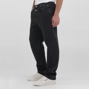 Utforska Replay 901 M9Z1 725 51D Black Delavé - en ikonisk jeans för honom, tillverkad av kvalitetsmaterial för en tidlös stil. Hitta den perfekta balansen mellan retro och modern med denna stilrena och hållbara denim, 901 är tillgänglig på Boys 2 Men i Falkenberg.