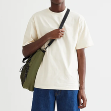 Ladda upp bild till gallerivisning, Utforska Woodbirds tidlösa T-shirt med en broderad logotyp för en streetig och stilfull look. Se mer av Woodbird i vår butik i Falkenberg eller på boys2men.se