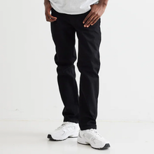 Ladda upp bild till gallerivisning, Utforska Woodbird senaste tillskott, Doc Jeans Black. Tillverkade av mjuk bomull utan stretch och med en modern tapered fit, erbjuder dessa stentvättade jeans både stil och komfort. Perfekt för en avslappnad look med maximal komfort och ett prisvärt alternativ för en uppgraderad stil hos Boys 2 Men i Falkenberg.