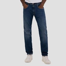 Ladda upp bild till gallerivisning, Utforska vår kollektion av Replay Jeans för herr och upptäck den perfekta kombinationen av stil och komfort. Besök vår webbshop eller kom förbi vår butik i Falkenberg för att prova på dessa slim fit jeans och uppleva kvaliteten själv.
