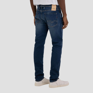Utforska vår kollektion av Replay Jeans för herr och upptäck den perfekta kombinationen av stil och komfort. Besök vår webbshop eller kom förbi vår butik i Falkenberg för att prova på dessa slim fit jeans och uppleva kvaliteten själv.