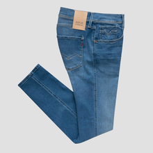 Ladda upp bild till gallerivisning, Utforska vår kollektion av Replay Jeans för herr och upptäck den perfekta kombinationen av stil och komfort. Besök vår webbshop eller kom förbi vår butik i Falkenberg för att prova på dessa slim fit jeans och uppleva kvaliteten själv