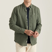 Ladda upp bild till gallerivisning, Morris Douglas BD Linen Shirt Olive återkommer år efter år i kollektionen - helt enkelt eftersom den är lika uppskattad som en molnfri sommardag. 100% linne och button down-krage. Dressad look i avslappnat linnetyg! 801500