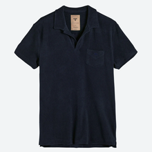 Ladda upp bild till gallerivisning, Solid Terry Polo Navy Frotté-pike från OAS, en sommarfavorit till & från stranden. Frotté eller terry ger en härlig resort-look och finns i flera färger och modeller. Pikén går lika bra att använda till ett par snygga shorts på sommarens trädgårdsfester.   Frotté-skjorta i 100% bomull. Producerad i Portugal ART. NMR: 7003-02