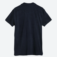 Ladda upp bild till gallerivisning, Solid Terry Polo Navy Frotté-pike från OAS, en sommarfavorit till & från stranden. Frotté eller terry ger en härlig resort-look och finns i flera färger och modeller. Pikén går lika bra att använda till ett par snygga shorts på sommarens trädgårdsfester.   Frotté-skjorta i 100% bomull. Producerad i Portugal ART. NMR: 7003-02