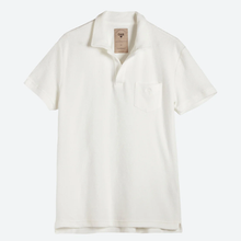 Ladda upp bild till gallerivisning, Solid Terry Polo White Frotté-pike från OAS, en sommarfavorit till & från stranden. Frotté eller terry ger en härlig resort-look och finns i flera färger och modeller. Pikén går lika bra att använda till ett par snygga shorts på sommarens trädgårdsfester.   Frotté-skjorta i 100% bomull. Producerad i Portugal ART. NMR: 7003-03