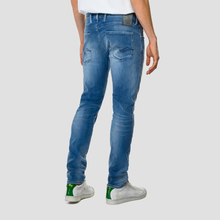 Ladda upp bild till gallerivisning, Anbass 661 WI6 Slim fit-jeans i den mycket omtyckta kvalitén Hyperflex i en ljustvätt. Passformen Anbass från Replay är en av våra starkaste passformar, och det har nog inte gått förbi någon att &quot;Hyperflex Jeans&quot; är ett favoritplagg. Modellen bär byxan i sin vanliga storlek. Köp Replay i vår butik i falkenberg eller online. 
