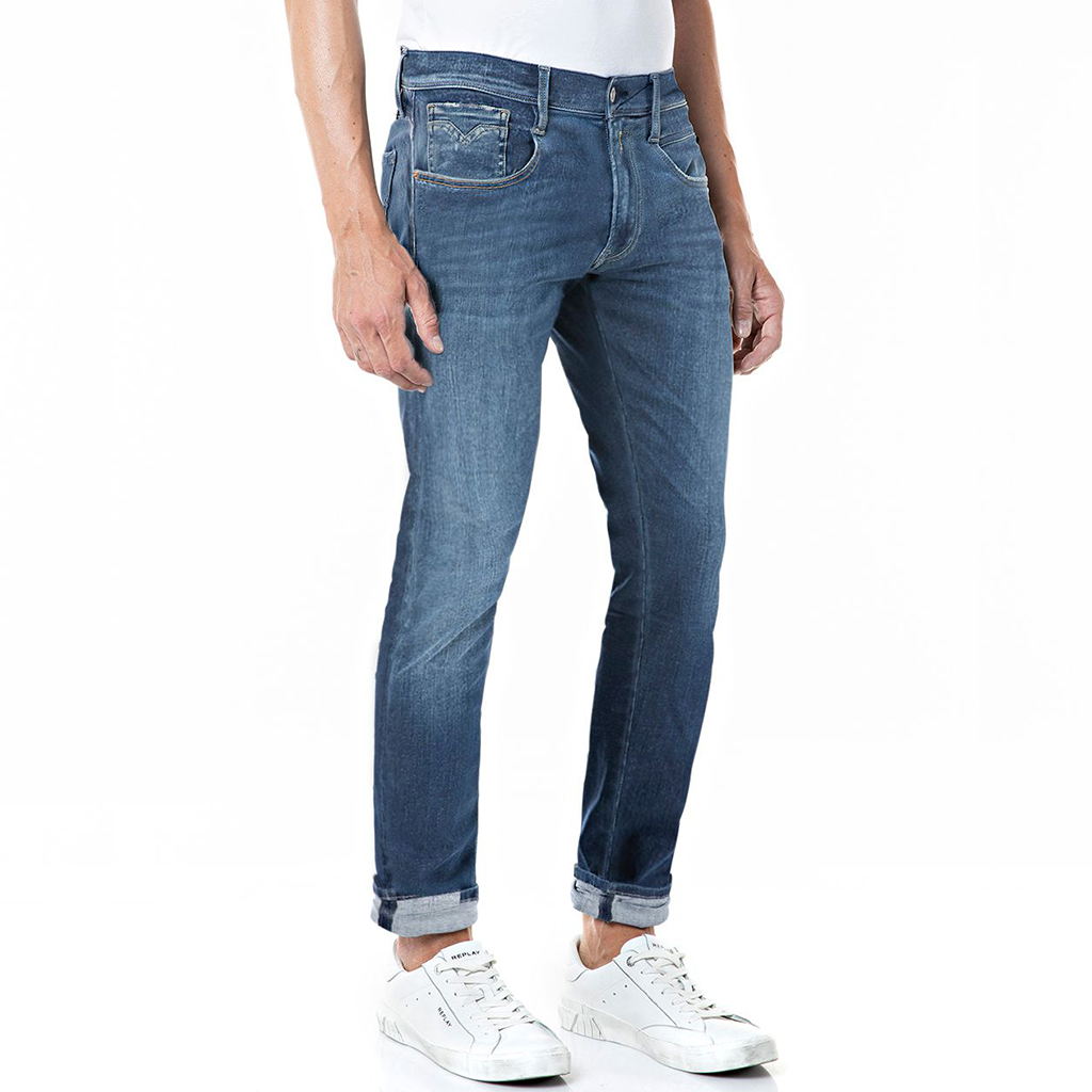 Anbass 661 RI12 Medium Blue Blåa Hyperflex Jeans från Replay i populära passformen Anbass. Dessa slimfit jeans funkar lika bra året om och kommer uppdatera garderoben och dina favoritplagg till nya grader av stil. 