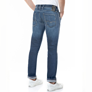 Anbass 661 RI12 Medium Blue Blåa Hyperflex Jeans från Replay i populära passformen Anbass. Dessa slimfit jeans funkar lika bra året om och kommer uppdatera garderoben och dina favoritplagg till nya grader av stil. 