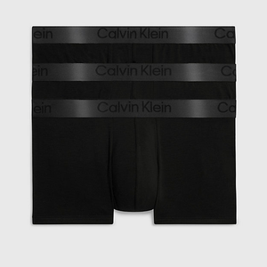 Calvin Klein 3P Low Rise Trunk Black 3-pack svarta kalsonger med längre ben i lyocell som ger en lyxig och skön följsam känsla från Calvin Klein. En riktig premium produkt för dig som är ute efter en par riktigt sköna underkläder.