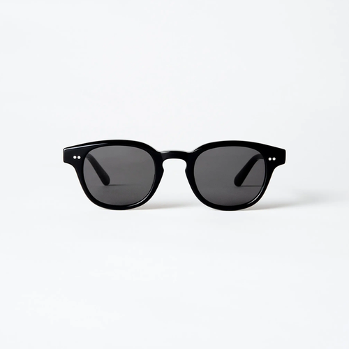 Chimi Eyewear 01S Black Solglasögon från Chimi i modellen 01 är en klassisk rundad silhuett, handgjord i italienskt acetat med silverfärgade nitar, en lätt avfasning på övre och nedre delen av ramen samt med spetsiga skalmändar för en elegant profil. Försedda med UV-skyddande linser. 