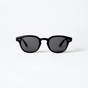 Chimi Eyewear 01S Black Solglasögon från Chimi i modellen 01 är en klassisk rundad silhuett, handgjord i italienskt acetat med silverfärgade nitar, en lätt avfasning på övre och nedre delen av ramen samt med spetsiga skalmändar för en elegant profil. Försedda med UV-skyddande linser. 