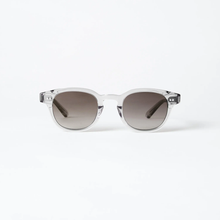 Ladda upp bild till gallerivisning, Chimi Eyewear 01S Grey Solglasögon från Chimi i modellen 01 är en klassisk rundad silhuett, handgjord i italienskt acetat med silverfärgade nitar, en lätt avfasning på övre och nedre delen av ramen samt med spetsiga skalmändar för en elegant profil. Försedda med UV-skyddande linser. 
