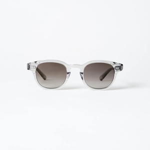 Chimi Eyewear 01S Grey Solglasögon från Chimi i modellen 01 är en klassisk rundad silhuett, handgjord i italienskt acetat med silverfärgade nitar, en lätt avfasning på övre och nedre delen av ramen samt med spetsiga skalmändar för en elegant profil. Försedda med UV-skyddande linser. 