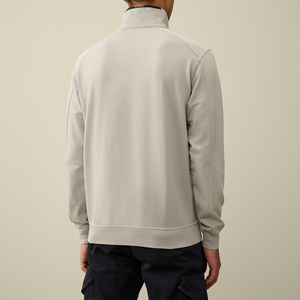 Upptäck C.P Companys tröjor i Light Fleece. Denna halvzip är tillverkad med Light Fleece-teknik för överlägsen komfort och hållbarhet. Utforska vårt sortiment av fantastiska plagg från C.P Company online eller i vår butik i Falkenberg