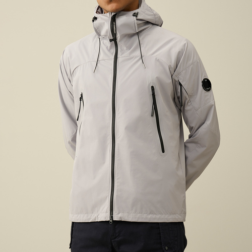 Drizzle Grey C.P. Company Pro-Tek Hooded Jacket med justerbar luva och Lens-detalj på vänster ärm - Shoppa nu på Boys 2 Men för den senaste herrmodet