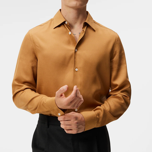 Comfort Tencel Slim Shirt Chipmunk Tencelskjorta från J.Lindeberg i en dressad passform. Detta sköna material som ger en elegant look i avslappnad passform ser vi som ett perfekt alternativ i garderoben för den som vill klä sig snyggt för vilket tillfälle som än erbjuds..