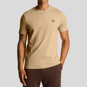 Plain T-Shirt Khaki Klassisk T-shirt från Lyle & Scott i beige, gjord i skön och mjuk bomullskvalité. Ett plagg som funkar varje dag från Lyle & Scott, se alla våra produkter i vår butik i Falkenberg eller ett urval i vår webbshop.