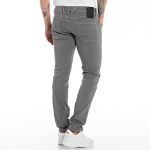 Utforska vårt sortiment av Replay Jeans för herr och upptäck den ultimata kombinationen av stil och komfort. Anbass Hyperflex color edition det självklara valet för alla män. Besök vår webbshop eller kom förbi vår butik i Falkenberg för att prova dessa slim fit jeans och upplev kvaliteten själv.