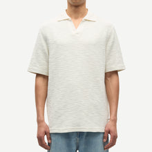 Ladda upp bild till gallerivisning, Man bär Samac V-Neck Polo i Clear Cream från Samsøe Samsøe
