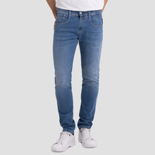 Ladda upp bild till gallerivisning, Utforska vår kollektion av Replay Jeans för herr och upptäck den perfekta kombinationen av stil och komfort. Besök vår webbshop eller kom förbi vår butik i Falkenberg för att prova på dessa slim fit jeans och uppleva kvaliteten själv
