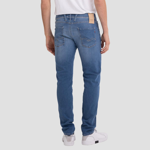 Utforska vår kollektion av Replay Jeans för herr och upptäck den perfekta kombinationen av stil och komfort. Besök vår webbshop eller kom förbi vår butik i Falkenberg för att prova på dessa slim fit jeans och uppleva kvaliteten själv