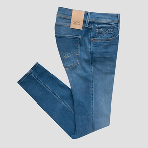Utforska vår kollektion av Replay Jeans för herr och upptäck den perfekta kombinationen av stil och komfort. Besök vår webbshop eller kom förbi vår butik i Falkenberg för att prova på dessa slim fit jeans och uppleva kvaliteten själv