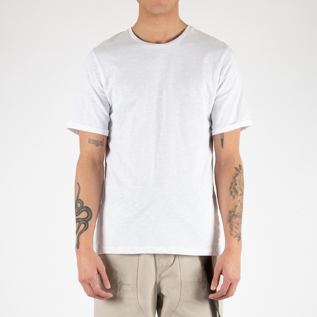 Core Tee White T-shirt i bomull från Ljung i normal passform. Snygg och stilren bas t-shirt som gör jobbet för dig i din garderob. Finns alltid i vår butik och för det mesta i flera olika färger. En riktigt trotjänare som alltid levererar. 