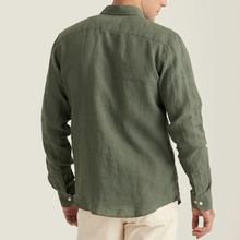 Ladda upp bild till gallerivisning, Morris Douglas BD Linen Shirt Olive återkommer år efter år i kollektionen - helt enkelt eftersom den är lika uppskattad som en molnfri sommardag. 100% linne och button down-krage. Dressad look i avslappnat linnetyg! 801500
