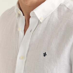 Morris Douglas BD Linen Shirt White återkommer år efter år i kollektionen - helt enkelt eftersom den är lika uppskattad som en molnfri sommardag. 100% linne och button down-krage. Dressad look i avslappnat linnetyg! 801500