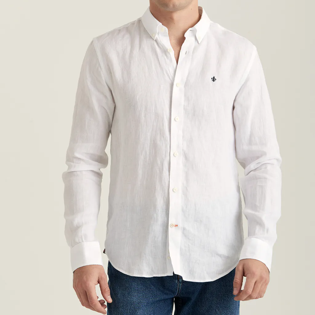 Morris Douglas BD Linen Shirt White återkommer år efter år i kollektionen - helt enkelt eftersom den är lika uppskattad som en molnfri sommardag. 100% linne och button down-krage. Dressad look i avslappnat linnetyg! 801500