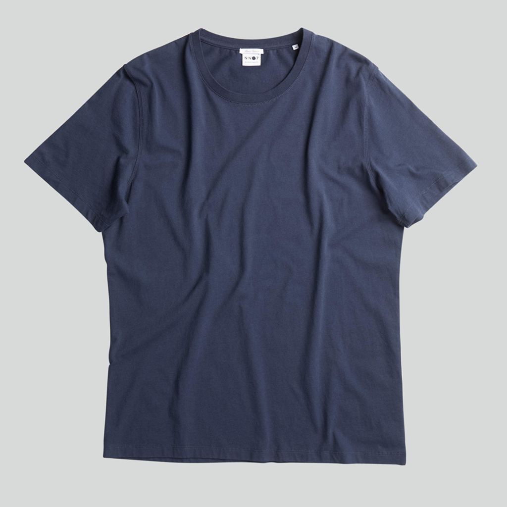 Pima Tee 3208 Navy är en klassisk t-shirt med rund hals tillverkad av mjuk, kompakt pimabomull. Designad för att hålla, pimabomull är mjukare och starkare än vanlig bomull vilket gör det här till en utmärkt, testad och godkänd t-shirt att bära varje dag.