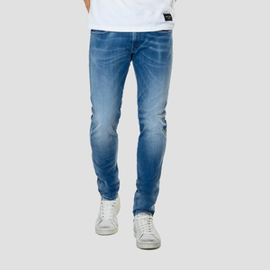Anbass 661 WI6 Slim fit-jeans i den mycket omtyckta kvalitén Hyperflex i en ljustvätt. Passformen Anbass från Replay är en av våra starkaste passformar, och det har nog inte gått förbi någon att "Hyperflex Jeans" är ett favoritplagg. Modellen bär byxan i sin vanliga storlek. Köp Replay i vår butik i falkenberg eller online. 